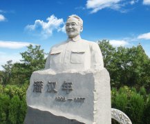 瞻仰潘汉年雕像：追寻英雄足迹